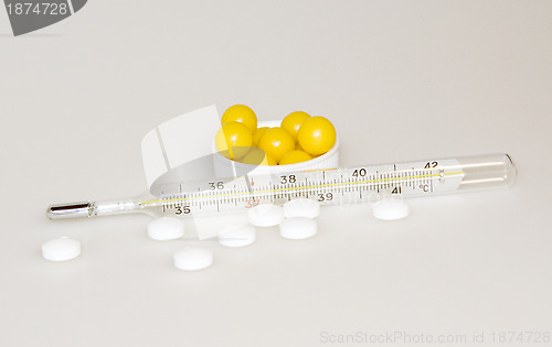 Image of The thermometer, pills and vitamins 