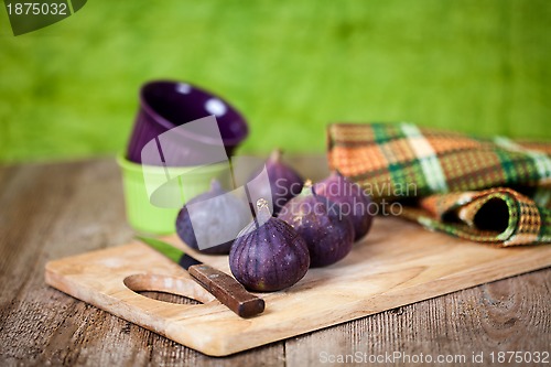 Image of  fresh figs, bowls, knife and towel 