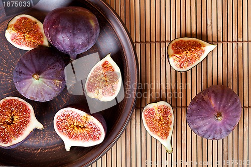 Image of  fresh figs in a plate