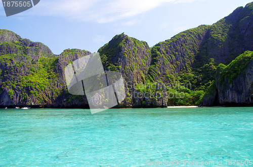 Image of rocks and sea 