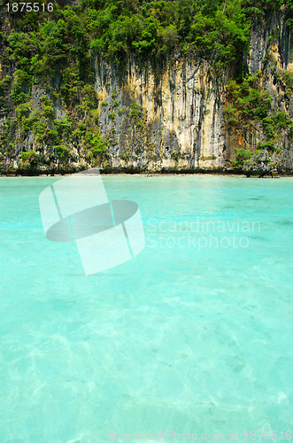 Image of rocks and sea 