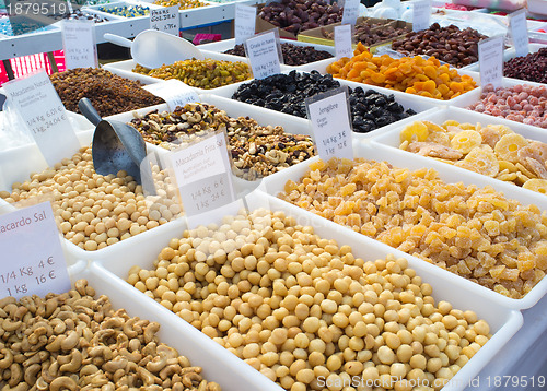 Image of Nuts and dried fruit