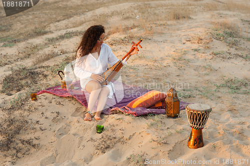 Image of Woman wiht sitar