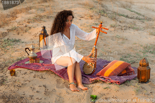 Image of Woman wiht sitar