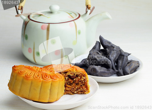 Image of Moon cake with tea and water caltrop