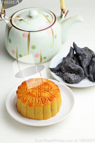 Image of Moon cake with tea and water caltrop