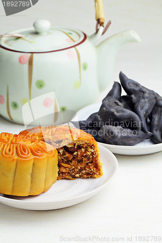 Image of Moon cake with tea and water caltrop