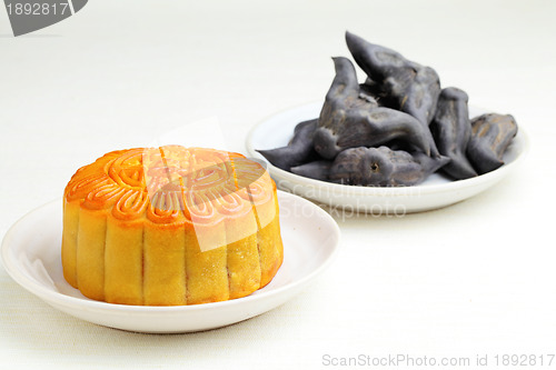 Image of Moon cake with water caltrop