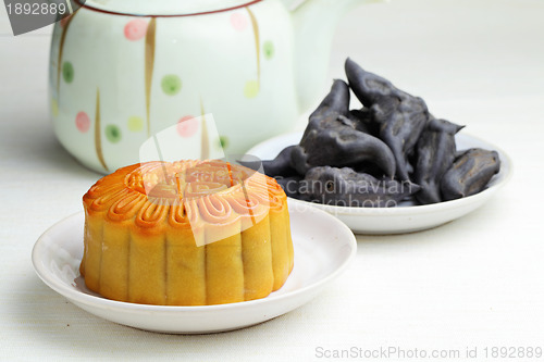 Image of Moon cake with tea and water caltrop