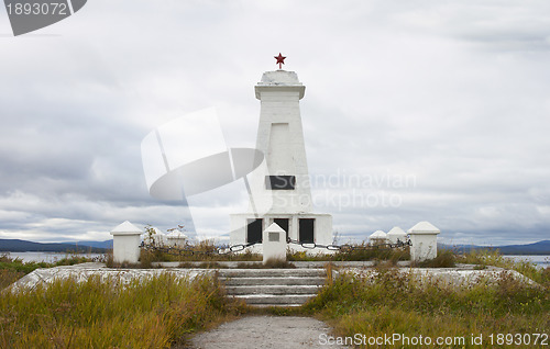 Image of The obelisk on the shore of the gulf