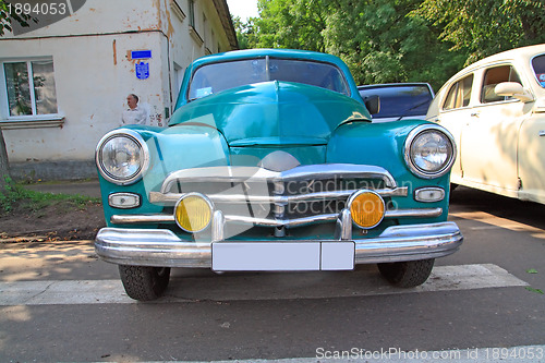 Image of old car on town street
