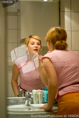 Image of frau schminkt sich | woman is putting make up on