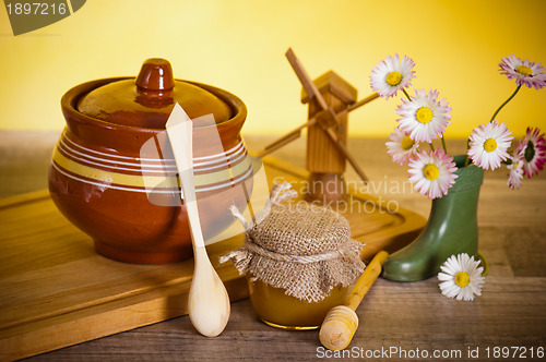 Image of jar of honey, Close up 