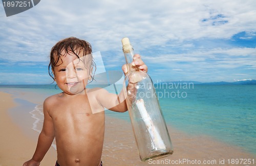 Image of kid found sos bottle in the sea
