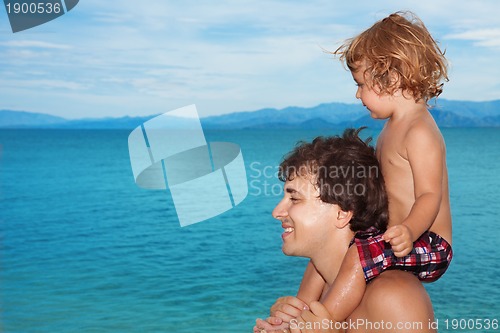 Image of Dad carry kid on shoulders