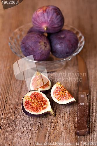 Image of fresh figs and old knife