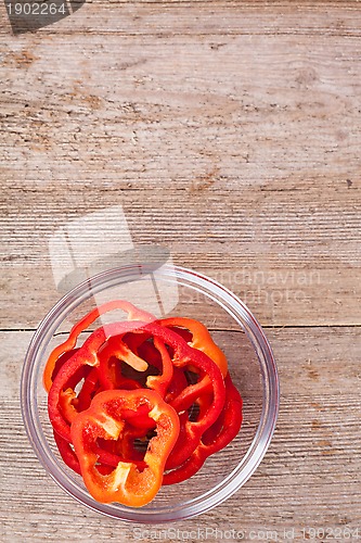 Image of pepper in a bowl on wooden table