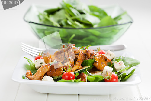 Image of Spinach salad with roasted chanterelle mushrooms