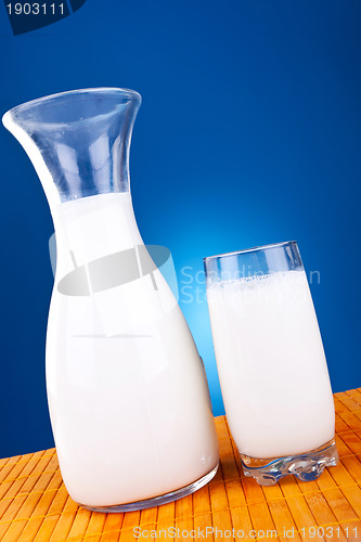 Image of glass and jar of fresh cow milk 