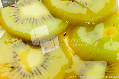 Image of  fruity cake topping made of kiwi slices