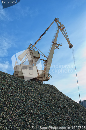 Image of crane at heap of gravel