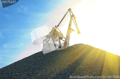 Image of crane at heap of gravel