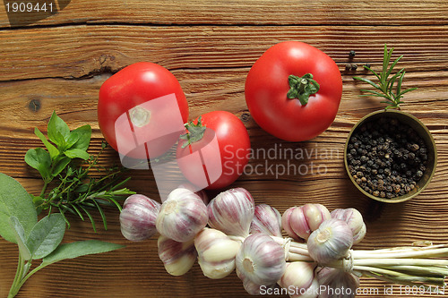 Image of Garlic and tomatoes.