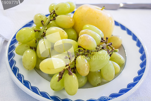 Image of Sweet green grapes and apple 