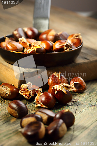 Image of Frying pan and roast chestnuts.