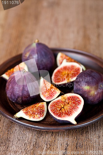 Image of  fresh figs in a plate 