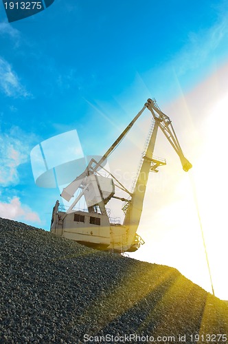 Image of crane at heap of gravel