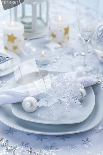 Image of Place setting in silver and white for Christmas