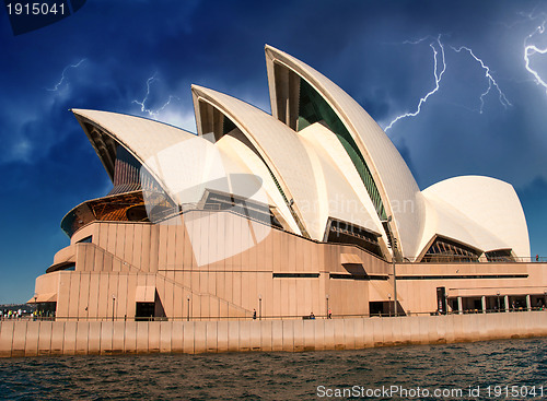 Image of Opera house in Sydney with sky on background
