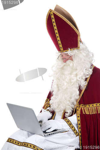 Image of Sinterklaas using a laptop