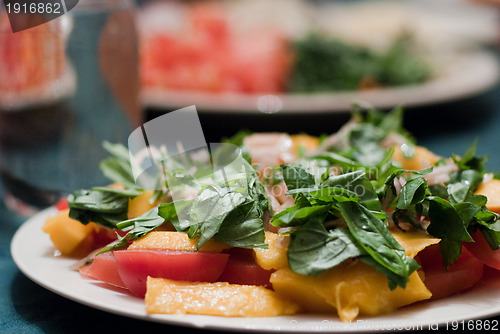 Image of Green salad with mango and tomatoes