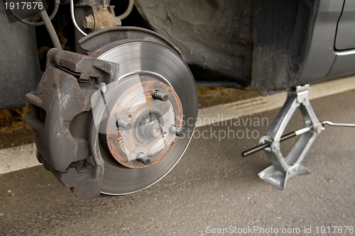 Image of Changing wheel