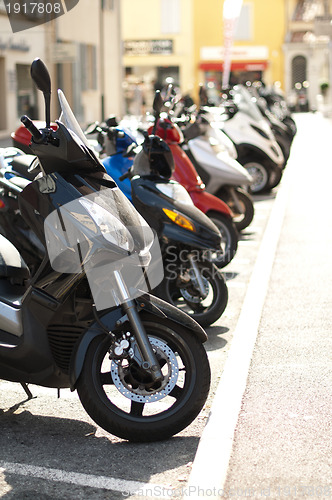 Image of A line of mopeds/scooters