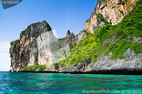 Image of rocks and sea 