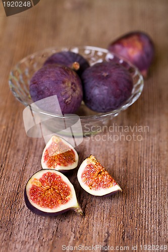 Image of bowl with fresh figs 