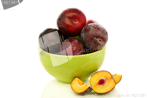 Image of  Red plums in green bowl.