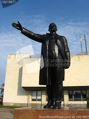 Image of The big and black monument to Lenin