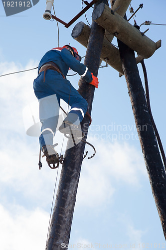 Image of Electrician working at height