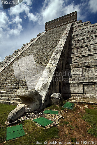 Image of chichen itza the castle