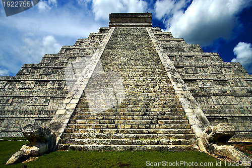 Image of heads in chichen itza