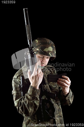 Image of Soldier changing magazine of m16