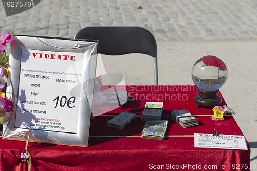 Image of crystal ball and tarot cards