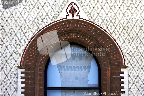 Image of castello sforzesco in una finestra