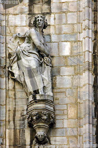 Image of statue in the dome