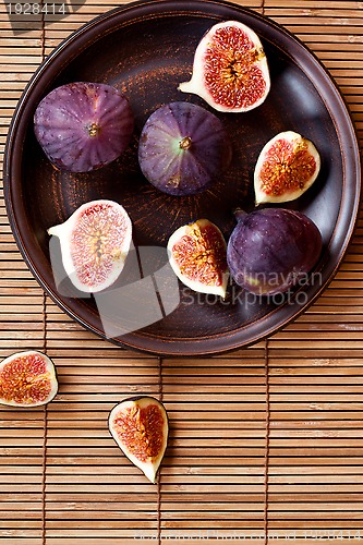 Image of  fresh figs in a plate 