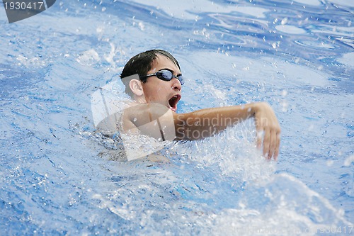 Image of Incorrect hand posture for swimming